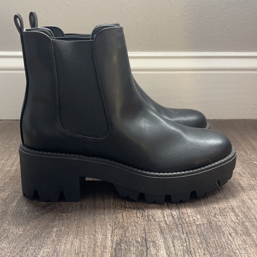 Women’s Urban Outfitters ankle boots size 8. Brand new never worn